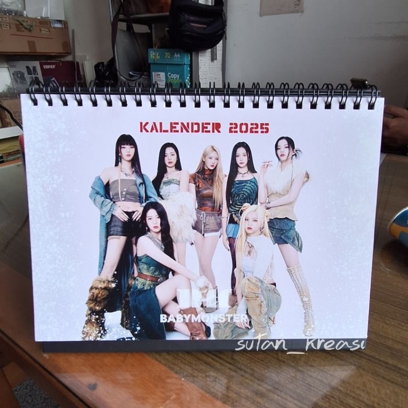 

CETAK CUSTOM KALENDER MEJA 2025 BABY MONSTER SATUAN ALAS HARDCOVER PREMIUM QUALITY