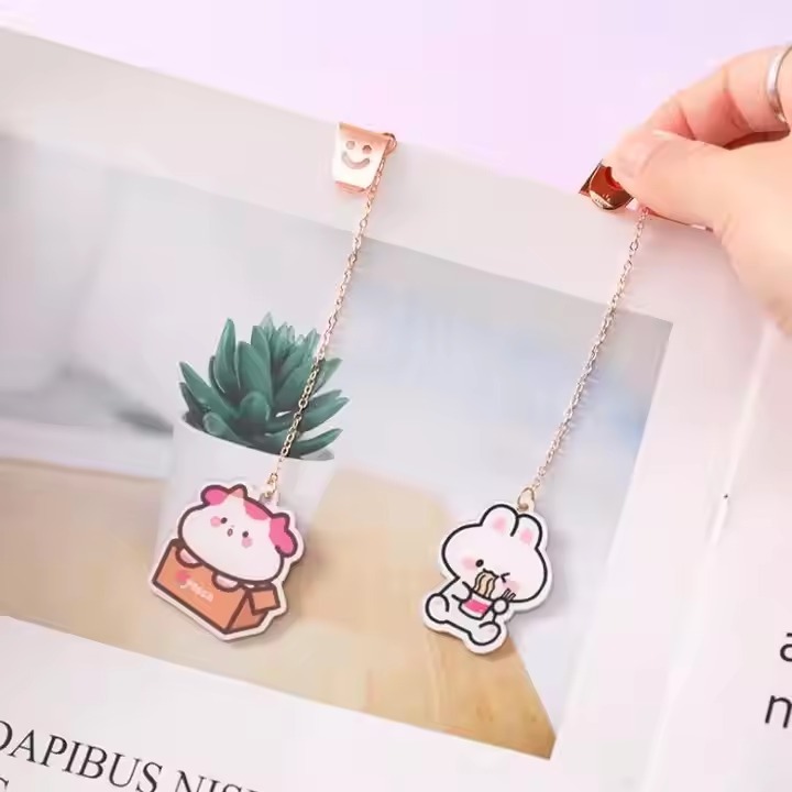 

[1 Pcs] Pembatas Buku / Pembatas Buku Bahan Akrilik / Page Folder / Charm Pendant Bookmark / Klip Kertas Bahan Akrilik / Joytop, Acrylic Page Folder Stbry Bobo OR-4644