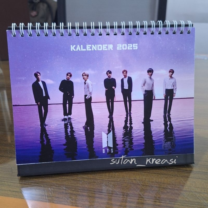 

CETAK CUSTOM KALENDER MEJA 2025 BTS SATUAN, ALAS HARDCOVER PREMIUM QUALITY