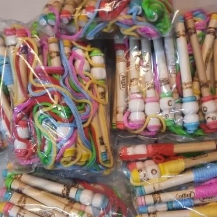 

pena boneka bambu pakai tali (paket isi 10pcs)souvenir khas malioboro jogja