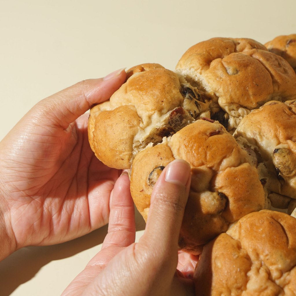 

Hot Cross Bun (2 pcs) Whole Wheat. 158 calories