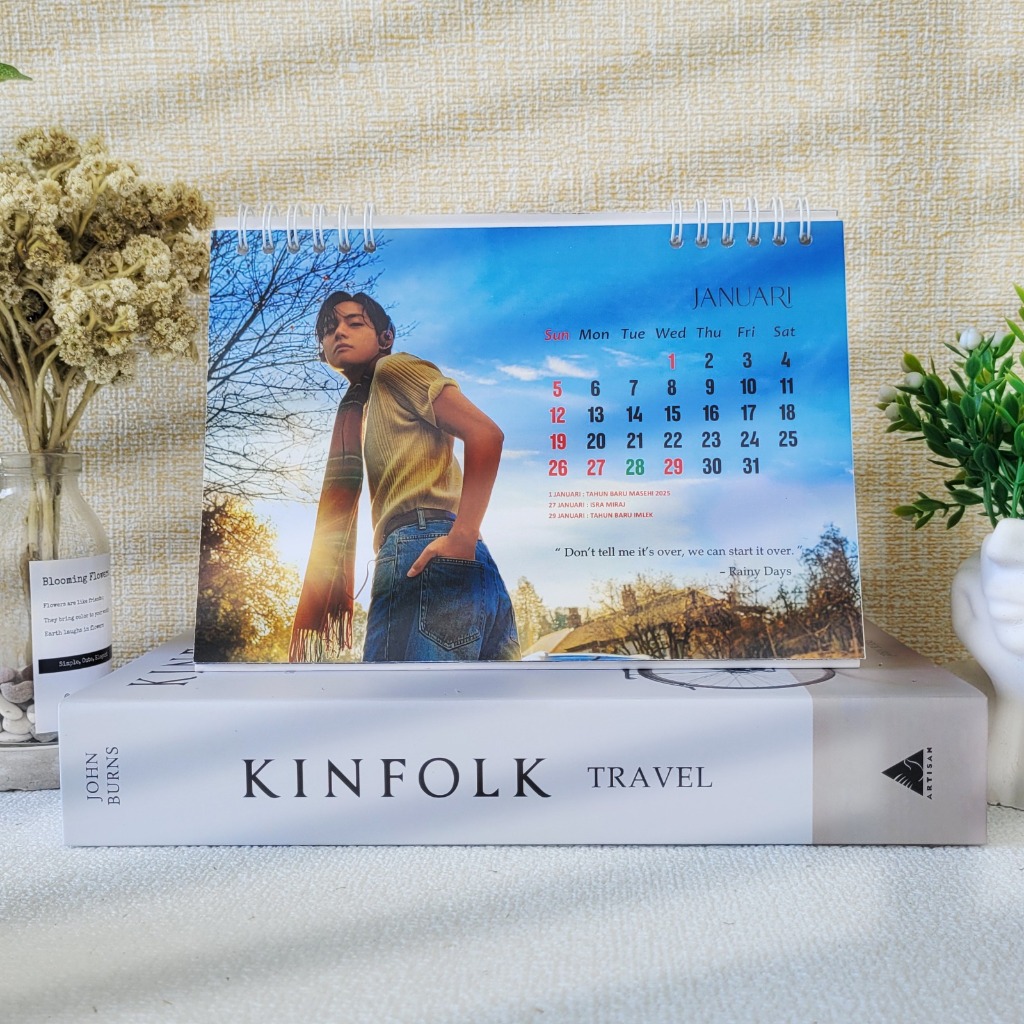 

KALENDER MEJA 2025 BTS V TAEHYUNG 13 LEMBAR