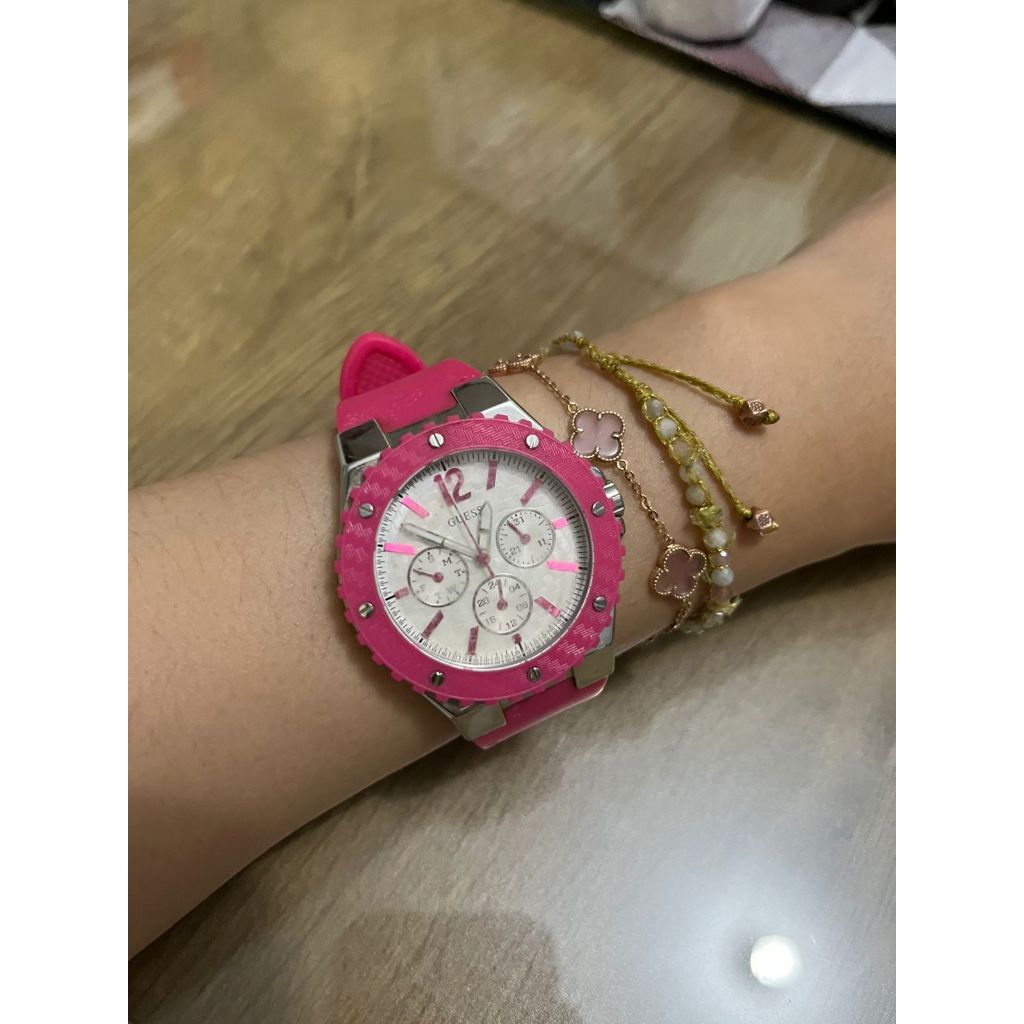Preloved Jam Tangan Wanita Guess Rubber Fuchsia 100% Original