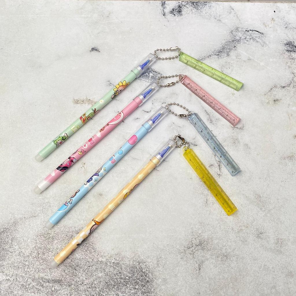 

Pen Gantungan Penggaris LABUBU Unik Imut Tinta Bisa dihapus (Erasable) Tinta Biru Ready 4 Variant Warna / Pulpen Gantungan Garisan Bening Labubu Tinta ERASABLE Super Cute Lucu Alat Tulis Sekolah Kekinian Harga Termurah Bisa Grosir dan COD