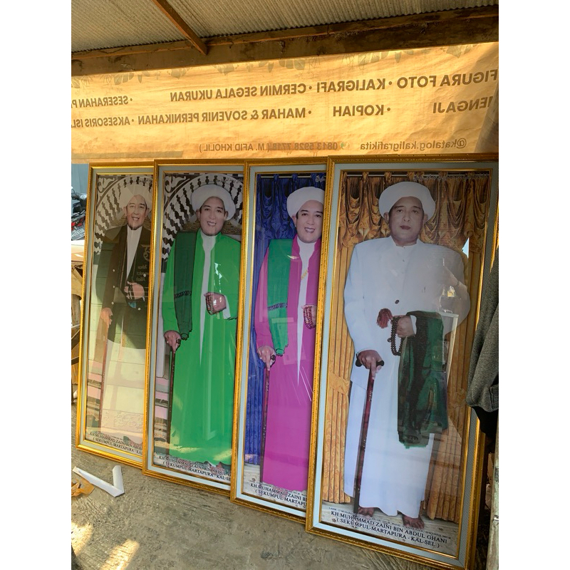 Frame + foto  KH Zaini Bin Abdul Gani ( Guru Sekumpul ) figura 45x120 cm