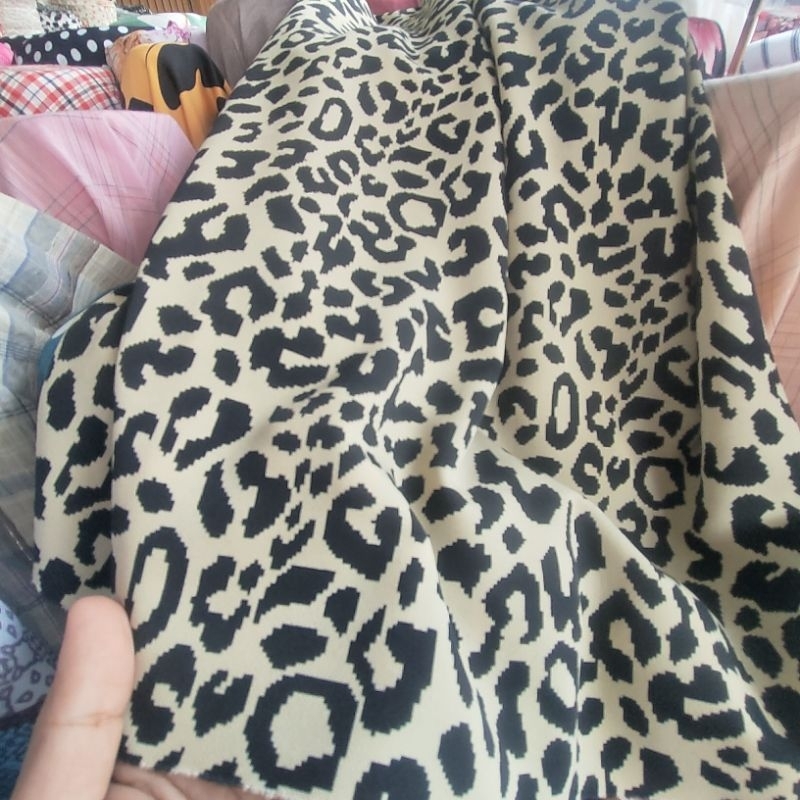 kain crepe motif macan  tr 1- bahan kain meteran leopard  - kain terbaru