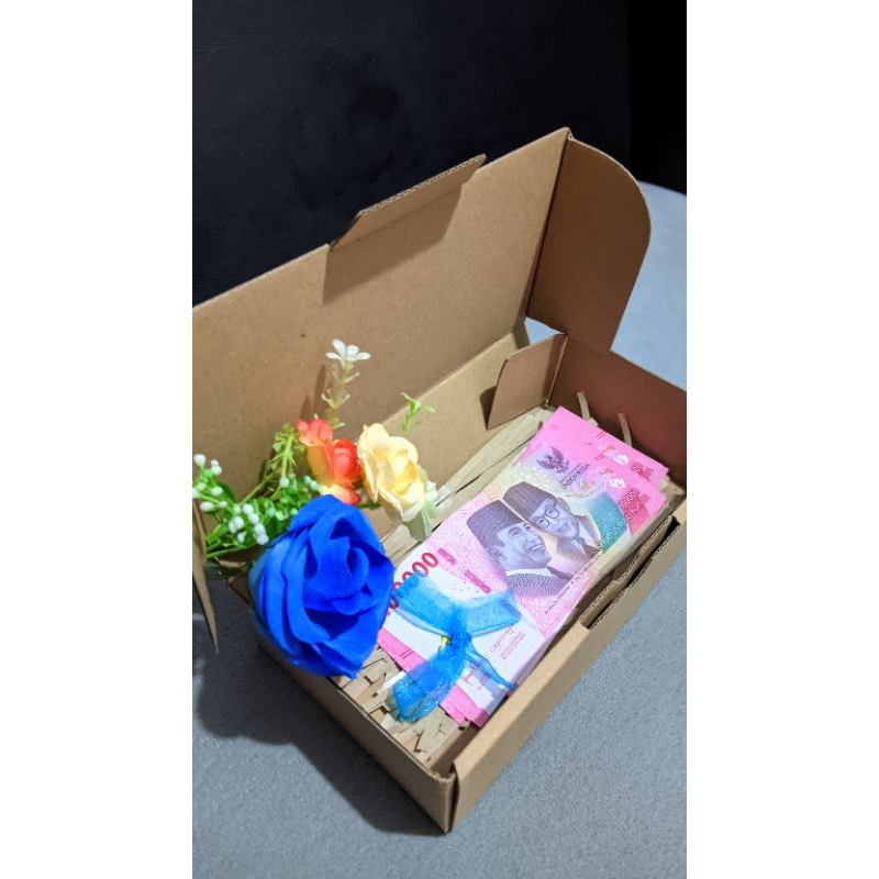 

Buket Box Money/souvenir buket ultah cocok untuk wisuda/ultah. isi cemilan