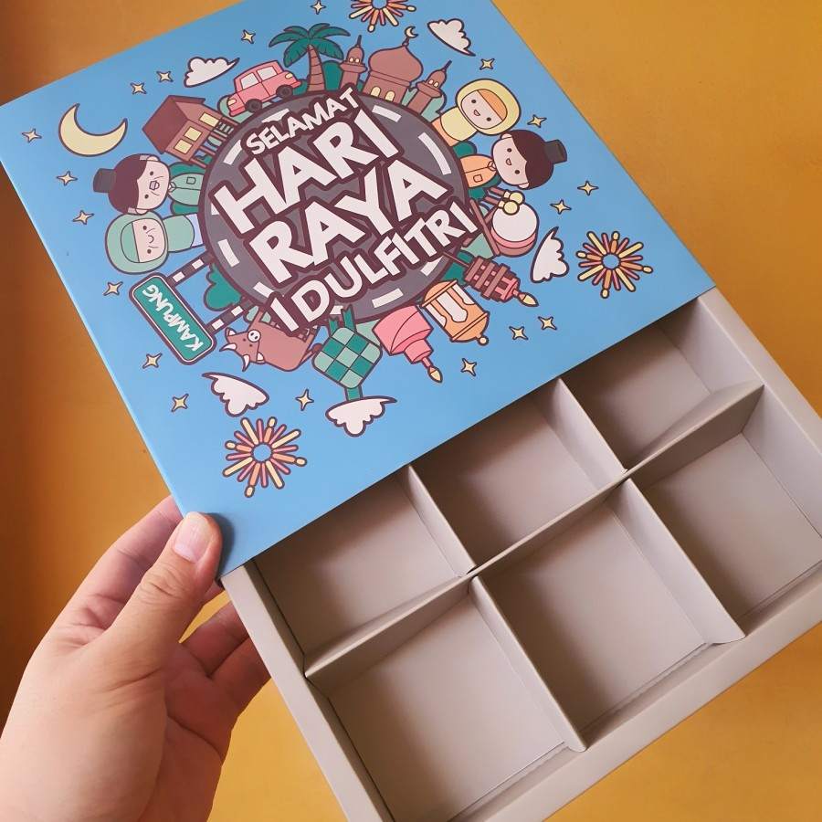 

( 5 pcs ) dus lebaran idul fitri motif kumpul keluarga sekat 9 box art carton kemasan hampers kue eggtart, pie susu ukuran 22x22x4.5 cm