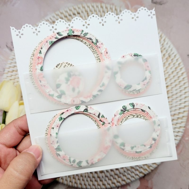 

DIE CUT PAPER CIRCLE & SQUARE MOTIF