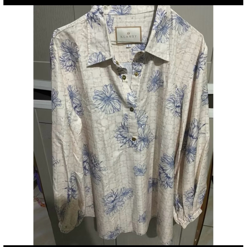 blouse wearing klamby