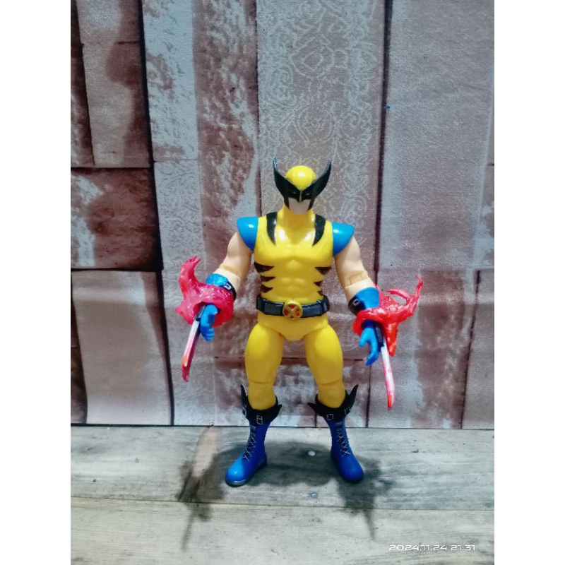 figure wolverine heat claw figure marvel wolverine efek api figure classic wolverine yellow suit fig