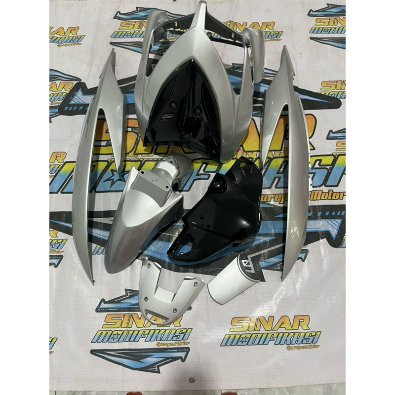 Cover body halus kasar vario karbu 110 old warna hitam silver glossy