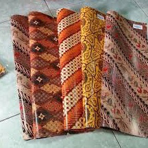 

Pasti Datang Kertas Kado Kiky Batik Isi 5 Lembar Pak Original Batik Warna Tersedia