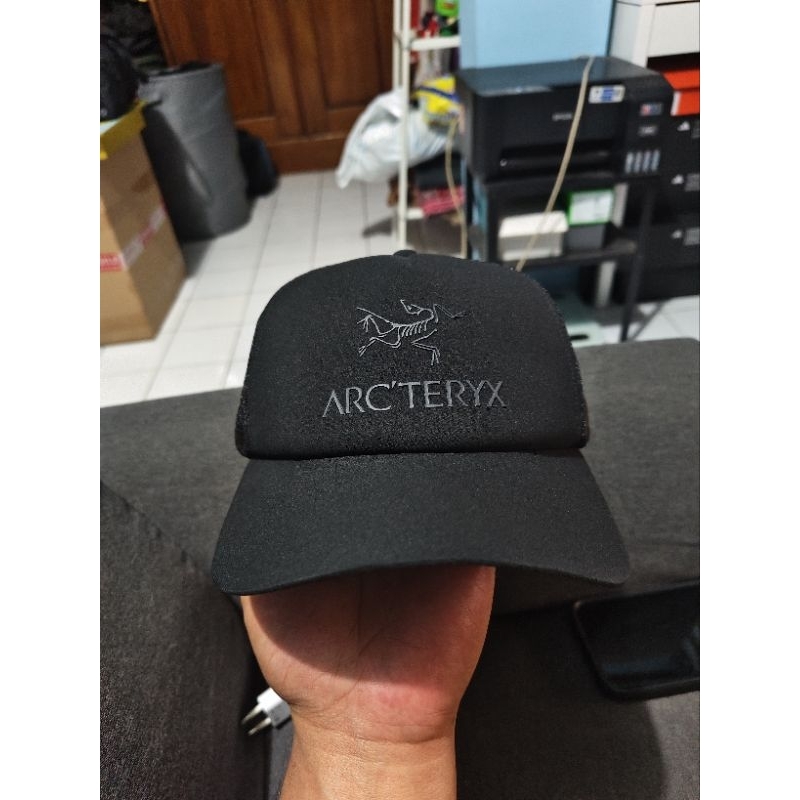 Topi Arcteryx Logo Trucker Flat Black Original