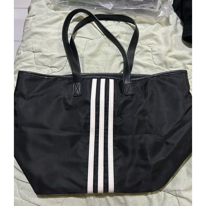 London Berry by Huer Totebag