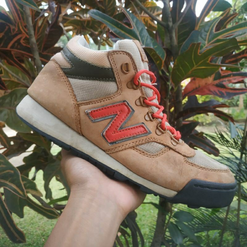 Sepatu NB 710