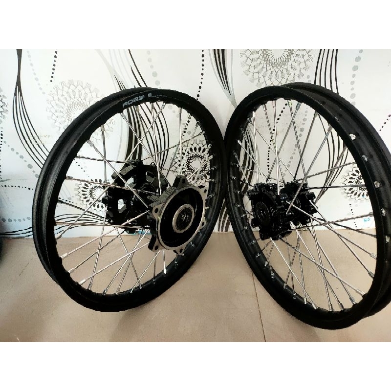 sepasang velg wr155 + cakram depan dan belakang velg UK 140/140/17 udah di setel tingal pasang ban.