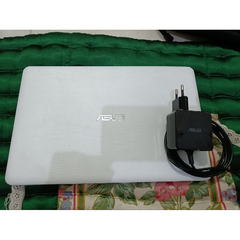 Laptop notebook asus E202s tablet komputer ram4gb second gadget bekas