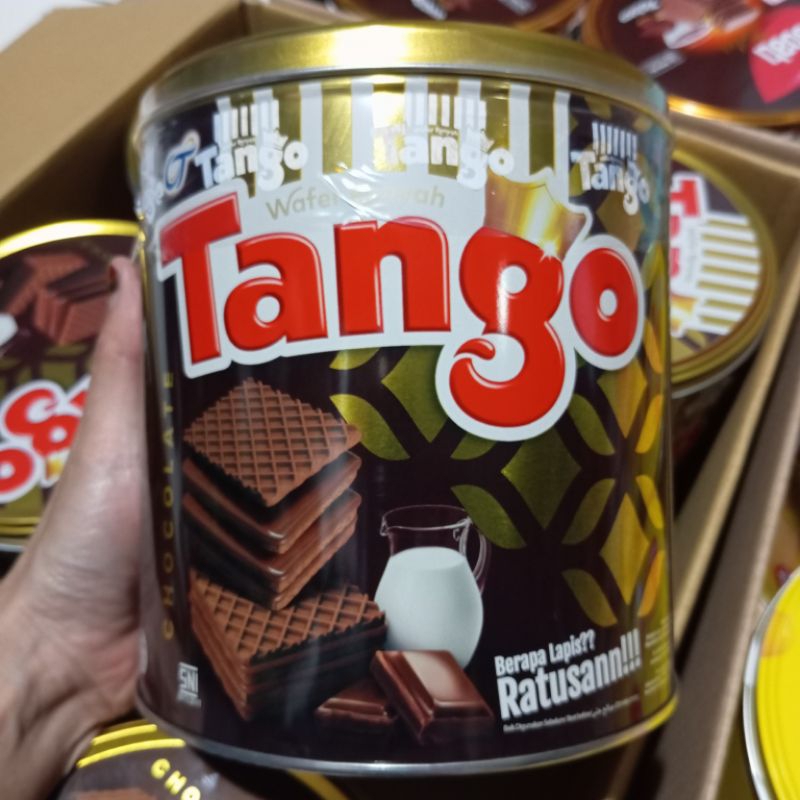 

Tango wafer kaleng Cokelat