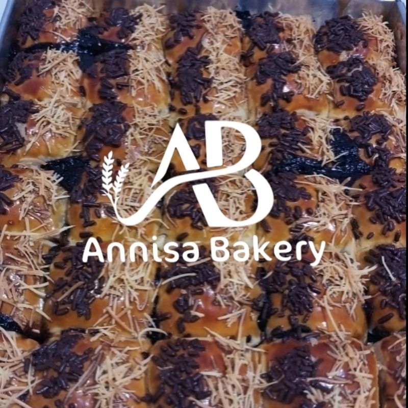 

Annisa Bakery | Bolen Pisang Premium | Bolen Pisang Coklat Keju Lumer (1 box isi 6pcs)