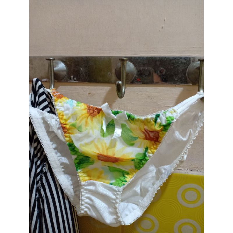 Celana Dalam Aroma Khas Wanita