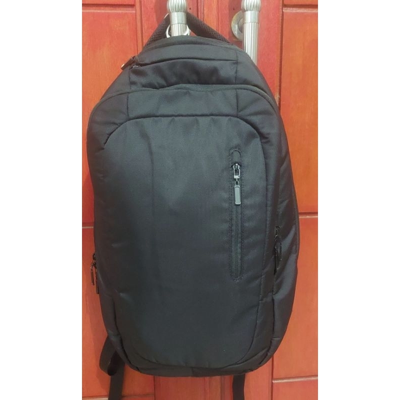 Ransel hitam merk Incase