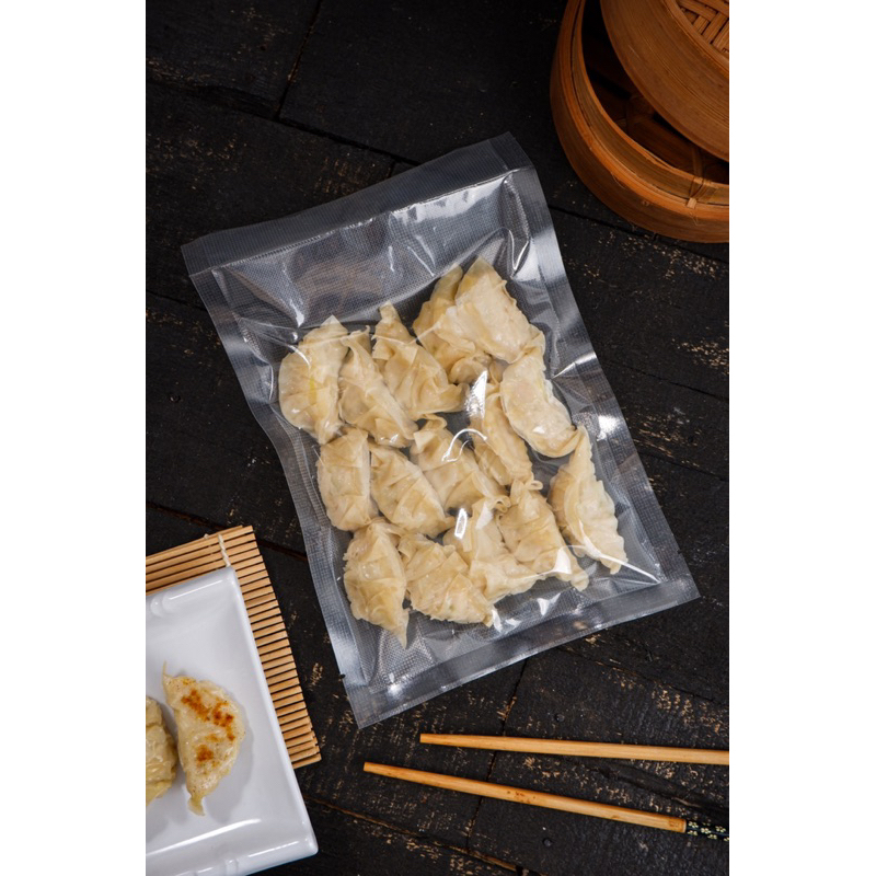 

Gyoza Ayam Premium Frozen Dengan Saos Chilli Oil Homemade (15pcs)