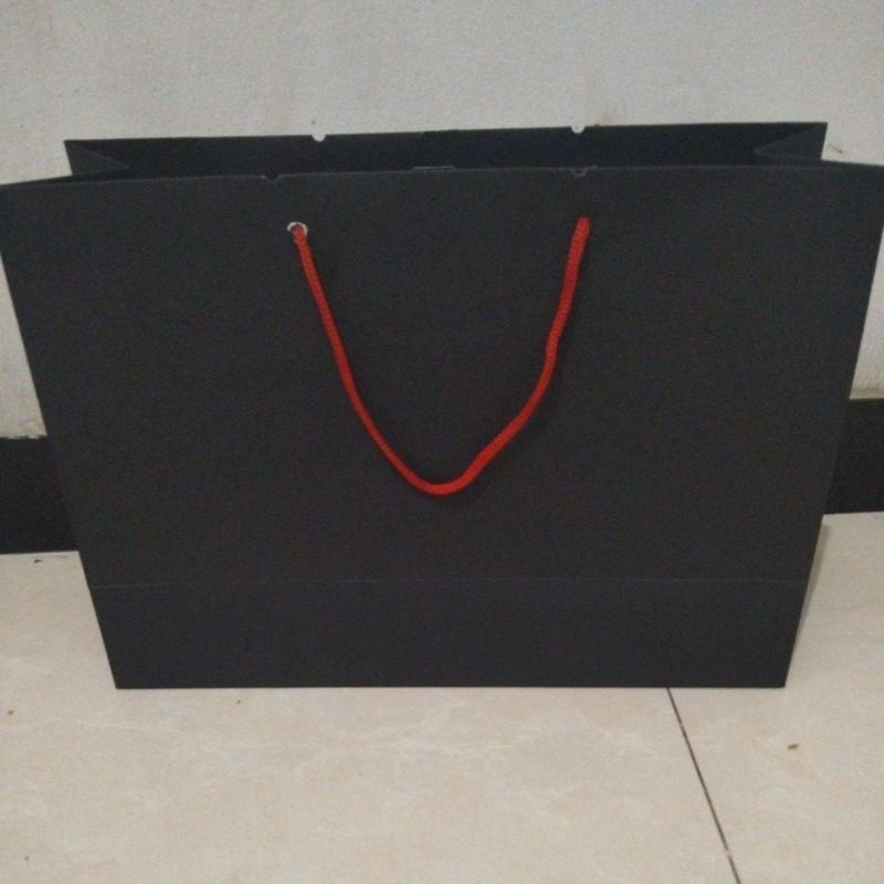 

tas kertas hitam elegan uk. 34x12 cm. tinggi24 cm