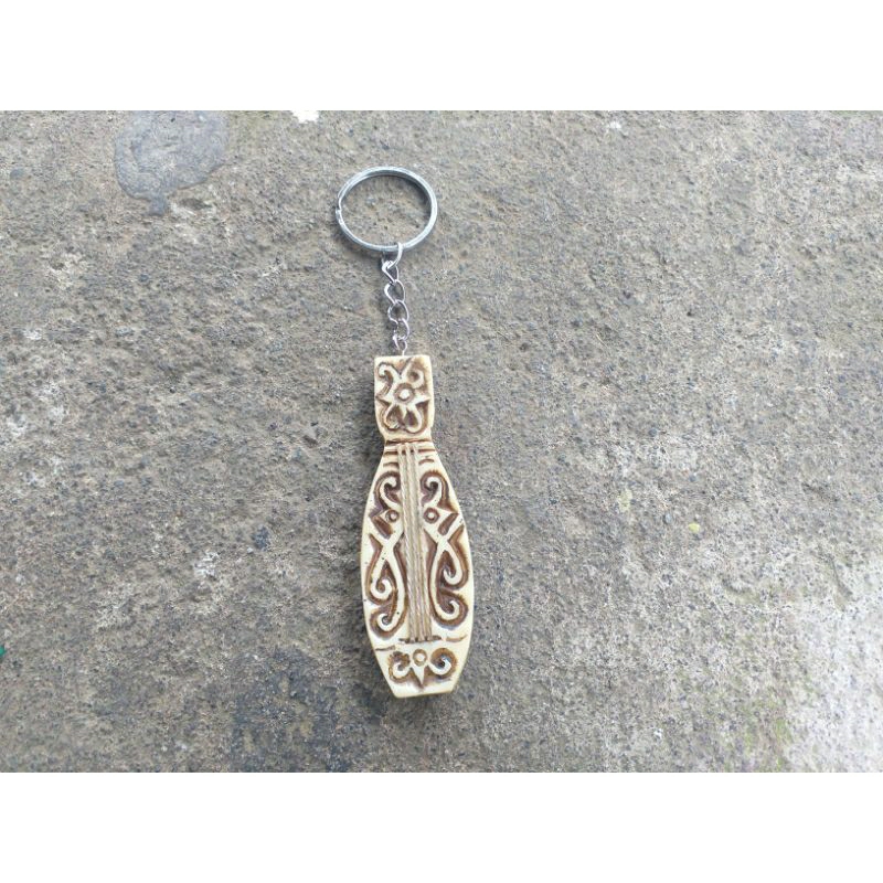 Gantungan Kunci Bentuk Sape Gitar Ukir Khas Kalimantan