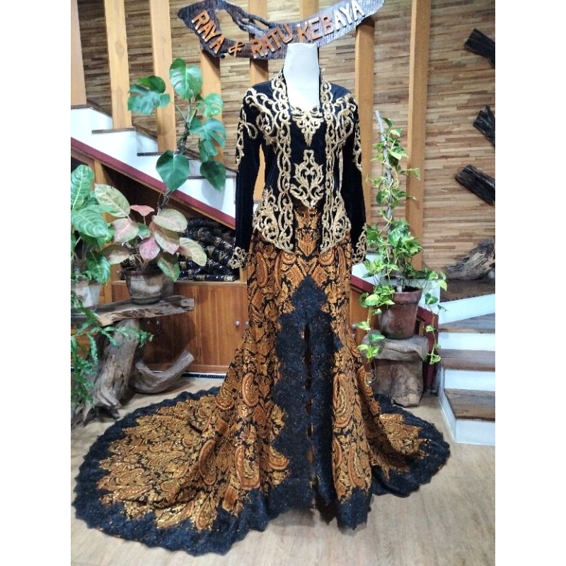 Set kebaya bludru kutubaru kombinasi ekor jarik.