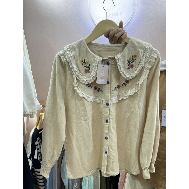 Beeanca Blus Beige dengan Kerah Bunga Lengan Panjang