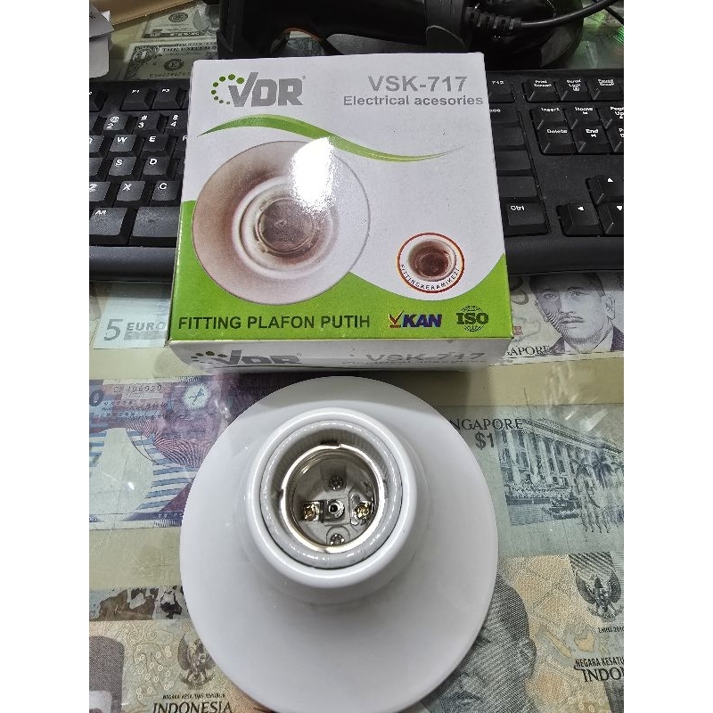 Fitting lampu plafon keramik Vdr E27 / piting duduk