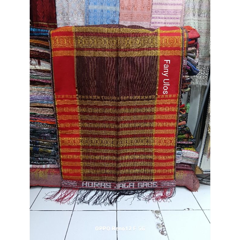 ULOS HELA TENUNAN LIRIS MERAH DAN GOLD ADA TULISAN HORAS JALA GABE DISIRAK BALGA.