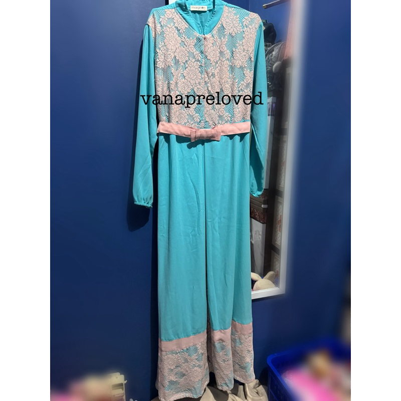 Preloved Gamis Biru Tosca dengan balutan Brukat Pink, di lengkapi hijab Pasmina