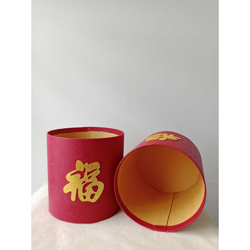 

Round Box Bertulisan FU / Wadah Bulat Karton Bertulisan Fu (Sudah Termasuk Bubble Wrap 1 Meter)