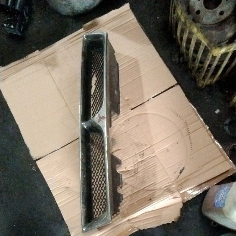 GRILL RAM DEPAN MITSUBISHI GALANT HIU (BAHAN RUSAK)