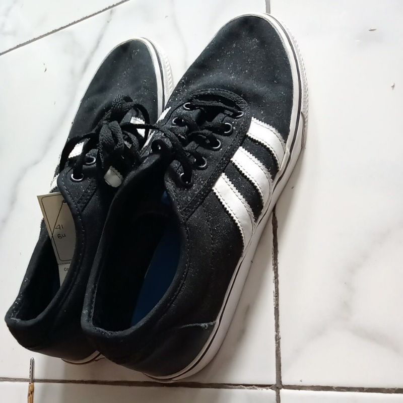 Sepatu Sneakers Hitam Putih