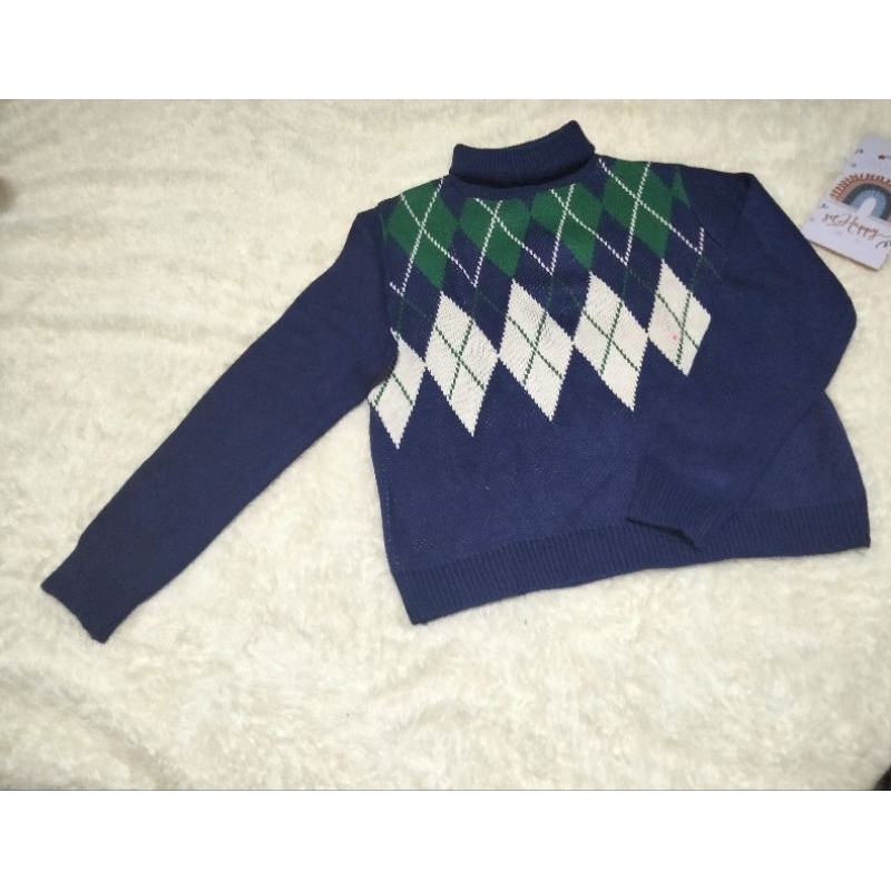 Sweater Biru dengan Motif Kotak-Kotak