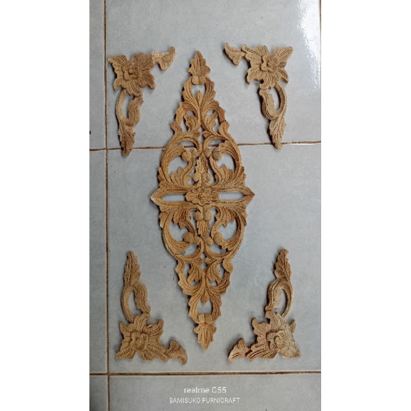 ukiran tempel pintu melati