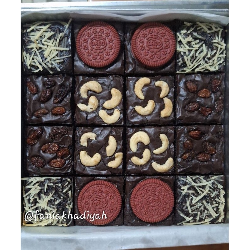 

FUDGY BROWNIES 20X20 (ISI 16) Request topping max. 4 varian