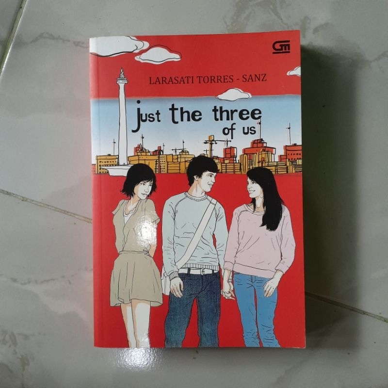 ORIGINAL BEKAS PRELOVED NOVEL JUST THE THREE OF US - PENULIS LARASATI TORRES DAN SANZ - PENERBIT PT 