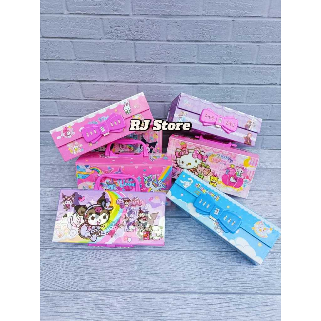 

CTK031 KOTAK PENSIL KODE 3 TINGKAT TEMPAT PENSIL 3D GAMBAR CEWEK COWOK