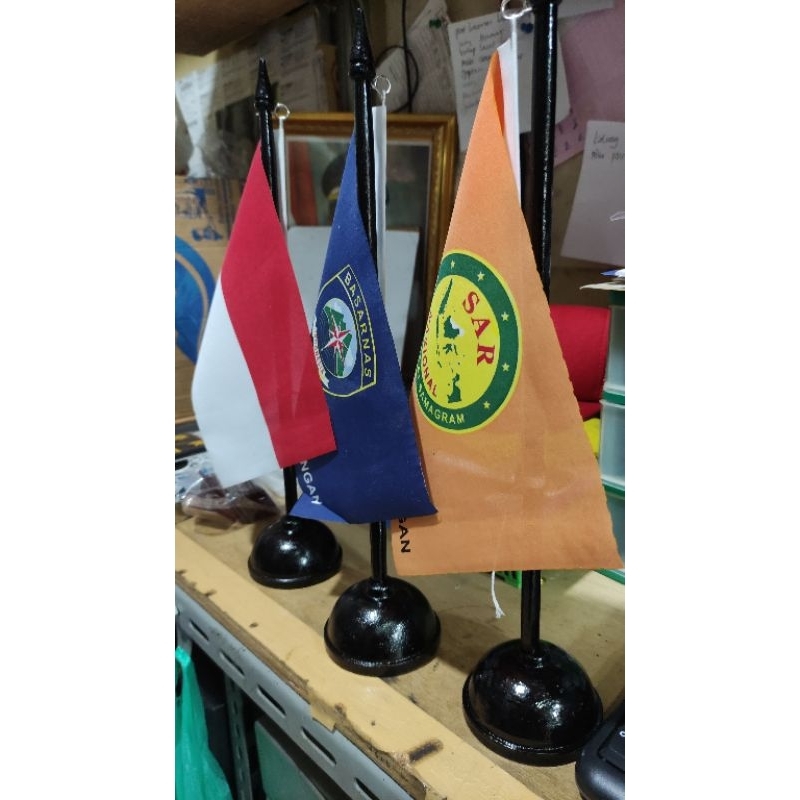 

1 SET BENDERA MEJA KANTOR BASARNAS