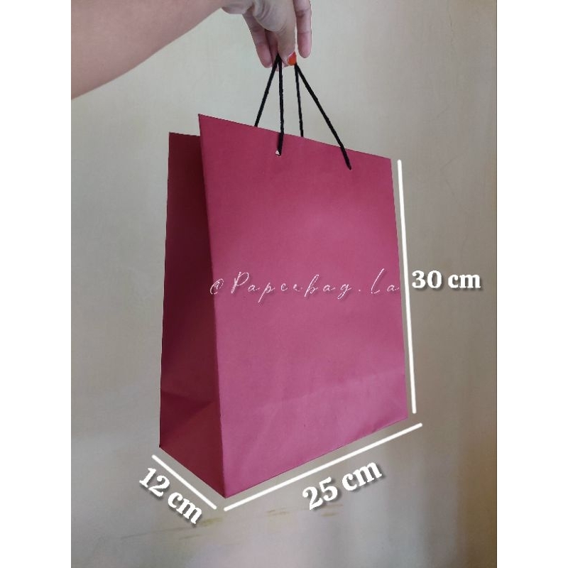 

Paperbag Maroon Doff 25 x 30 cm / Hampers Wisuda Aestetic