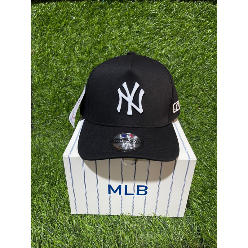 Topi Plat Besi NY Putih Logo Bahan Hitam Pria Wanita