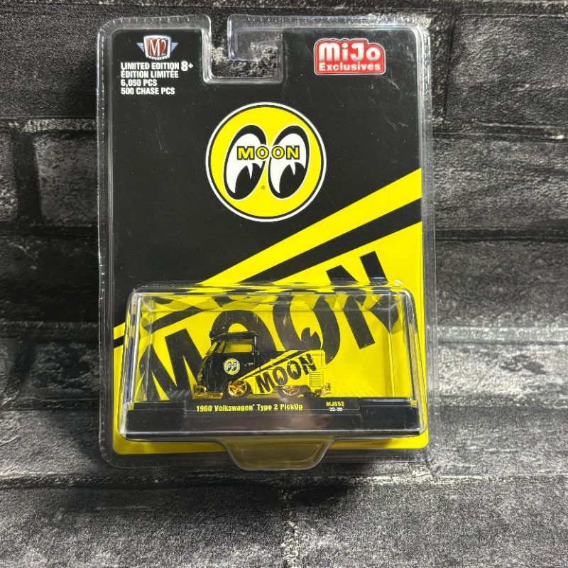 M2 Machines Volkswagen Type 2 Pickup Mooneyes Chase Car