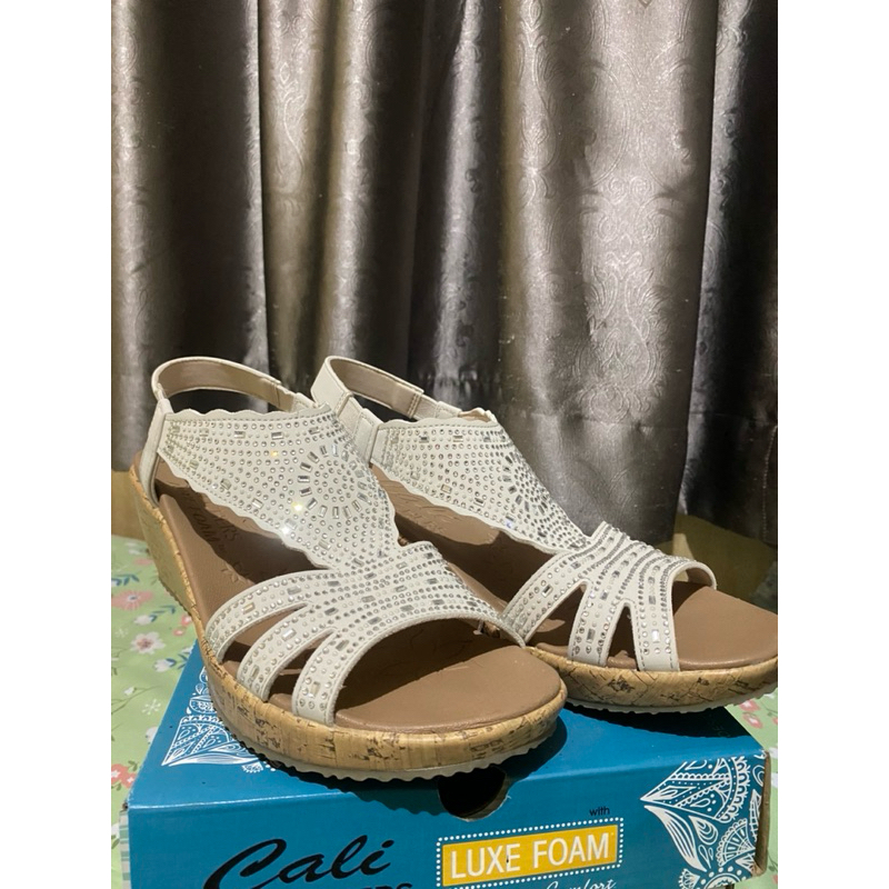 skechers beverlee dazzling charm wedges (white)