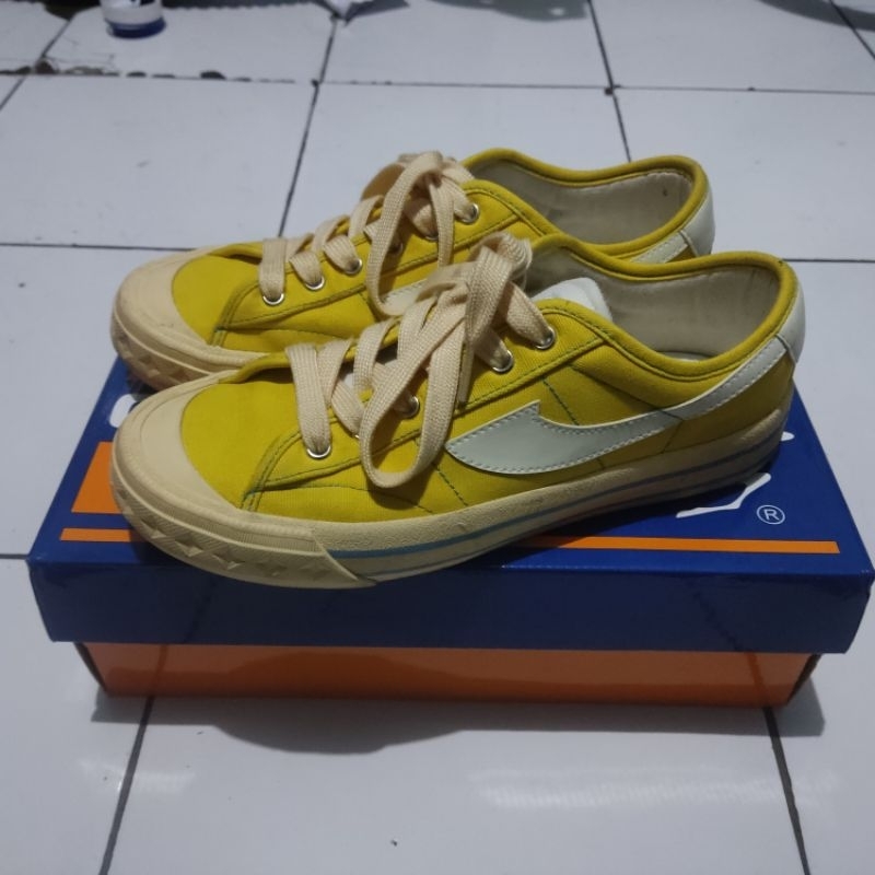 Sepatu Compass Second