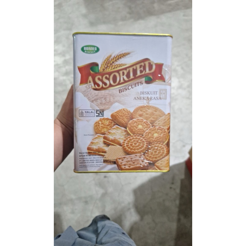 

UBM Burneo assorted biscuits 650gr kaleng