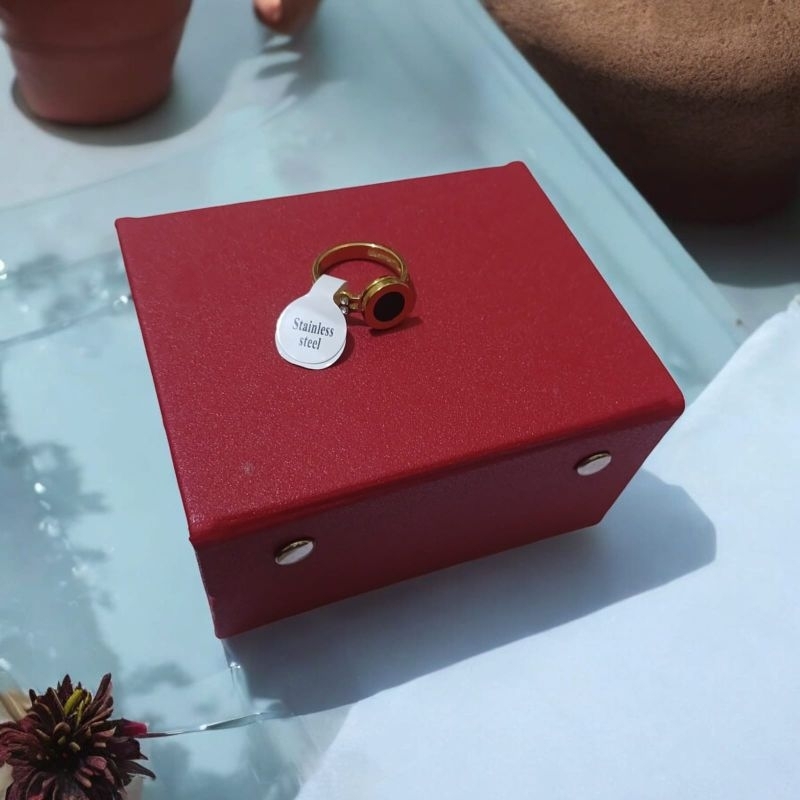 Cincin titanium motif hitam bulat pinggiran huruf romawi fashion wanita elegan